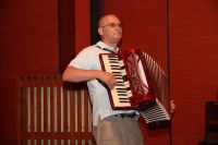 076